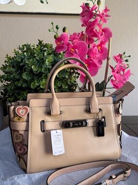 Coach Swagger 27 in Beechwood
Beige Coach with Hearts NWT